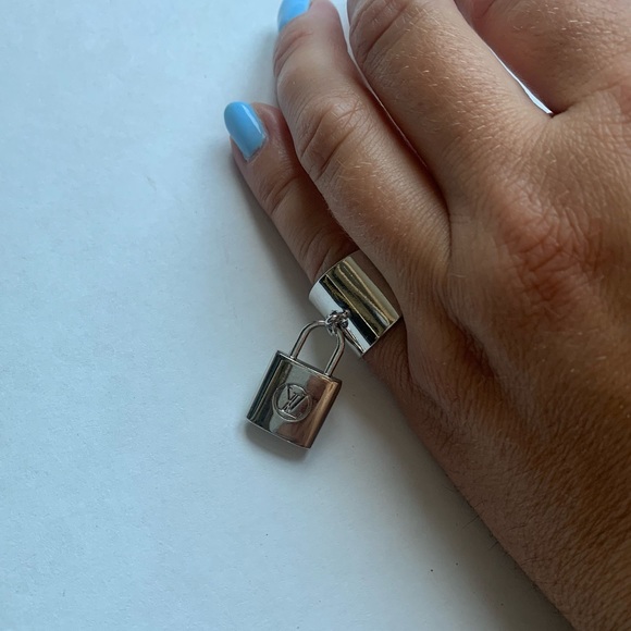 LV Mini Lock Ring - Picture 2 of 2